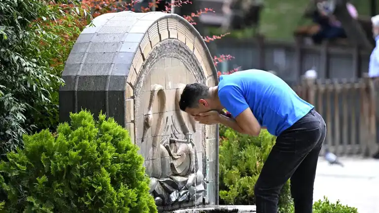 Aşırı Sıcaklar Sağlığınızı Tehdit Ediyor! Sağlık Bakanlığı Uyarıyor